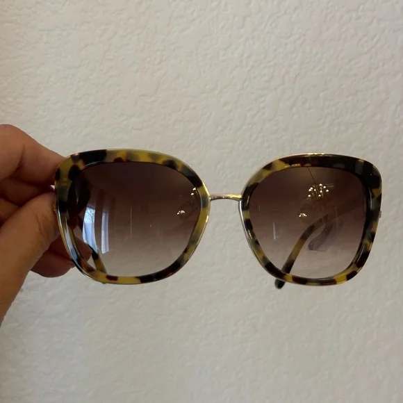 Chico's Brown Oversized Sunglasses with Tortoiseshell Pattern - Picture 3 of 16